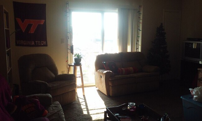 Building Photo - 4 Bed 2 Bath Condo Available Summer 2026