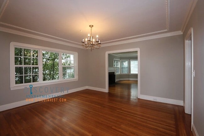 Building Photo - Upper Rockridge 3 Bedroom Home