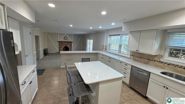 Building Photo - 639 Heather Ln