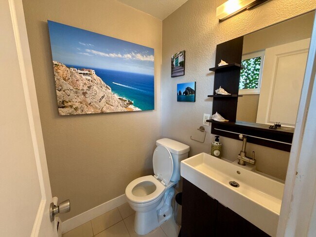 Building Photo - Sprawling 6 BR 4 BA Applewood Paradise - Live in Luxury with this Entertainer's Dream!