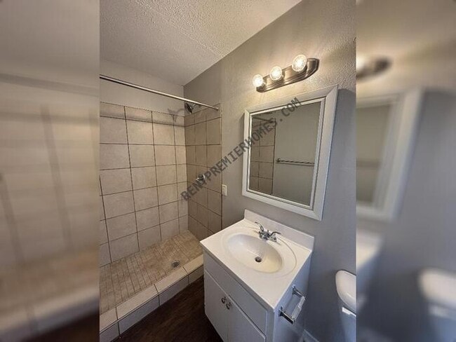 Building Photo - 1220 Twin Lakes Dr