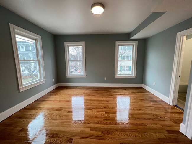 Building Photo - Large 2 Bedrooms Plus a Bonus Room. 2 Full...