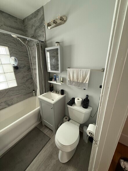 Full Bath - 3029 S Hanson Ave