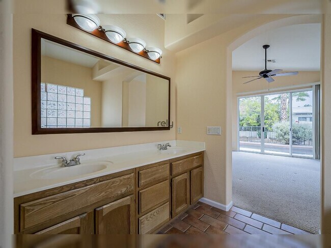 Building Photo - 4605 N Clear Creek Dr