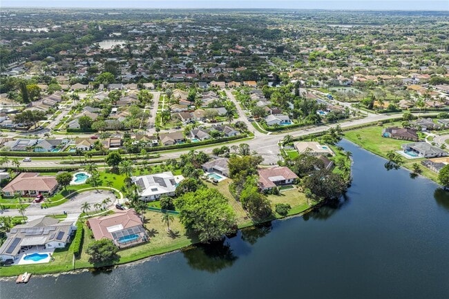 Building Photo - 16770 Lakeview Ct