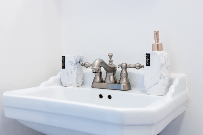 Building Photo - 1435 2nd Ave