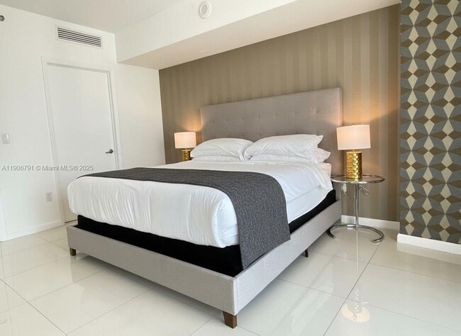 Building Photo - 485 Brickell Ave