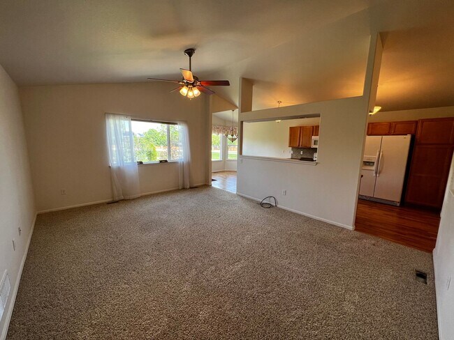Building Photo - Charming 3 Bed, 2 Bath Home in Maple Hill