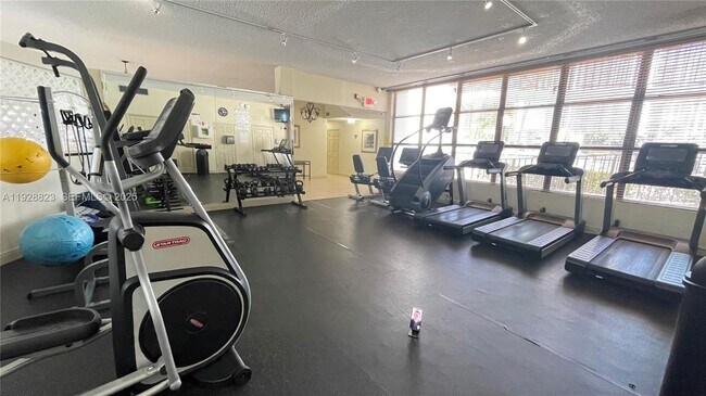 Building Photo - 800 Parkview Dr