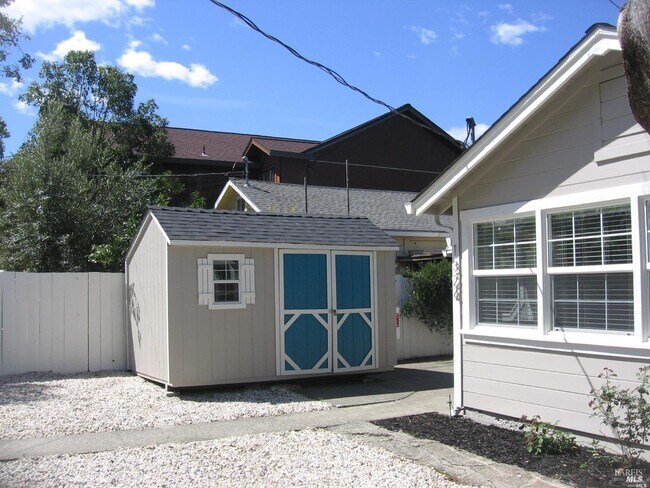 Building Photo - 1324 Community Dr