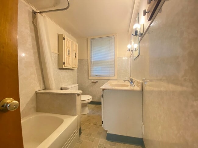 Building Photo - Coming Soon! Spacious 3 Bedroom, 1 Bath Ho...