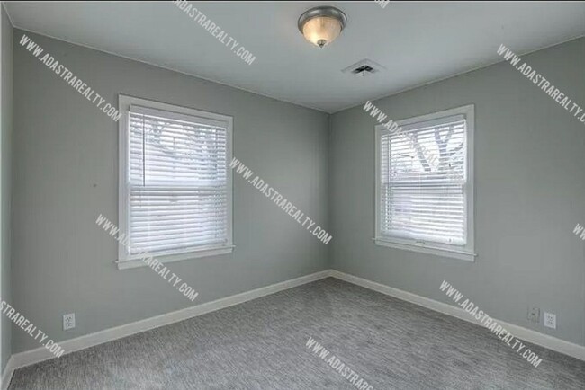 Building Photo - Beautiful Roeland Park Ranch-Available NOW!!