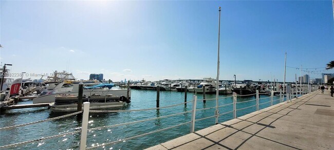 Building Photo - 2000 N Bayshore Dr