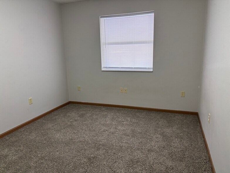 Building Photo - 4937 N River Rd