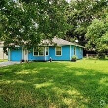 Building Photo - Wonderful 3 bedroom, 1 bathroom  home rece...