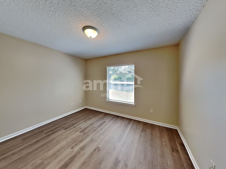 Building Photo - 1725 Dartmoor Ln