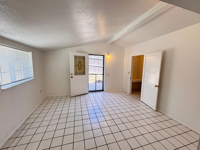 Building Photo - 1335 W Vista Way