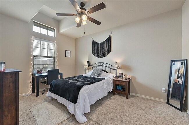 Building Photo - 4 Bed, 4 Bath Barracks Unit for August 202...