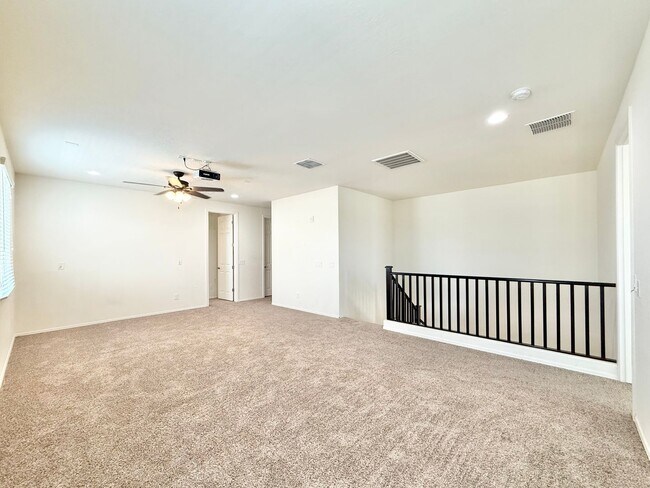 Building Photo - Charming 5-bed, 3-bath home with Pool/Spa ...