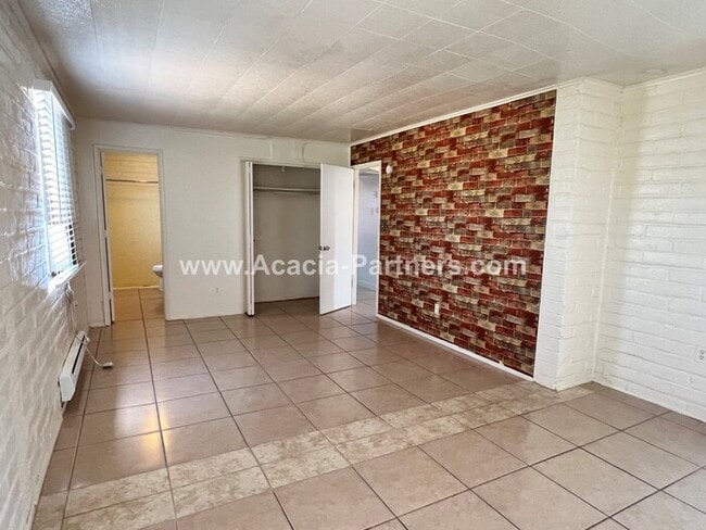 Building Photo - Two Bedroom Guest House