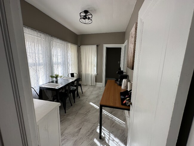 Building Photo - 3120 E Derbyshire Rd