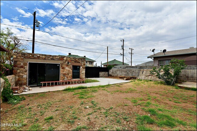 Building Photo - 2906 Wheeling Ave