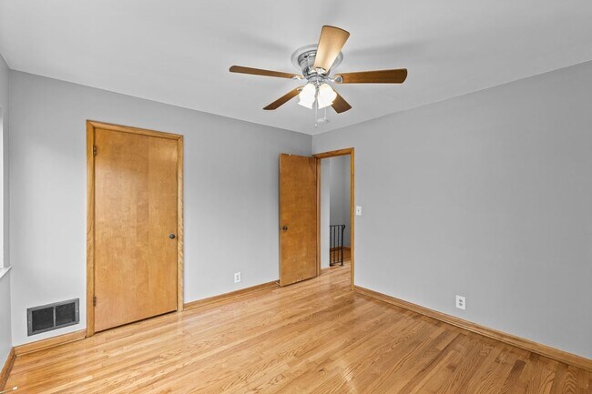 Building Photo - 723 Village Dr