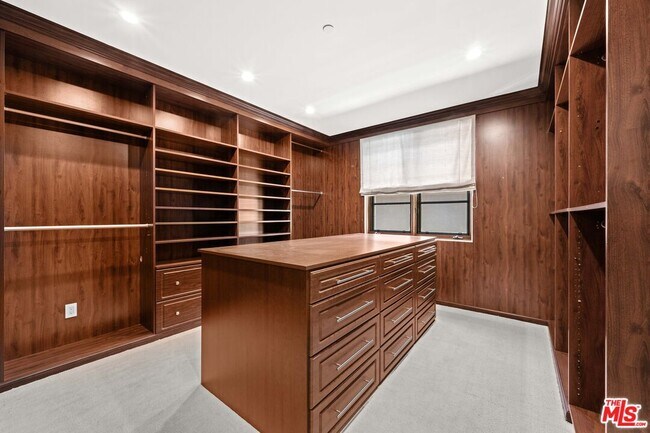 Building Photo - 305 N Palm Dr