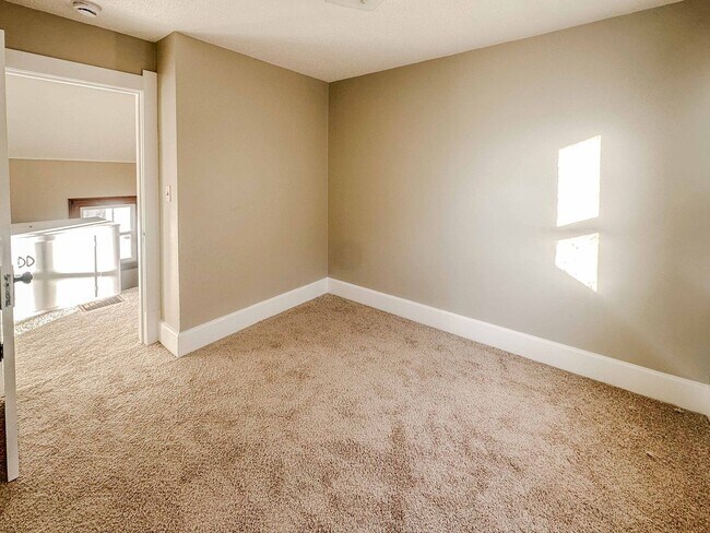 Building Photo - Very well maintained three bedroom house w...