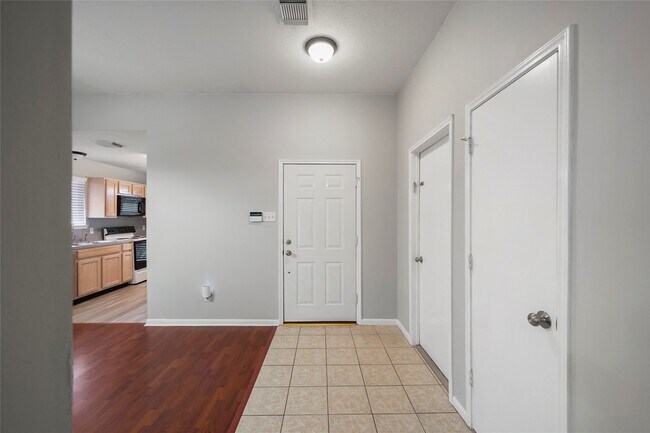 Building Photo - 10807 Twin Circles Dr