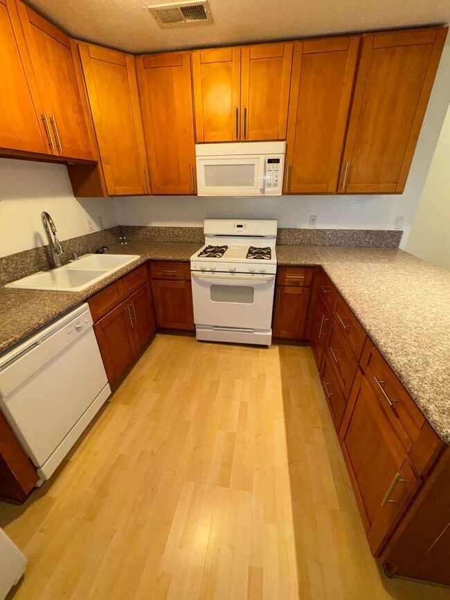 Building Photo - Harrison St Duplex