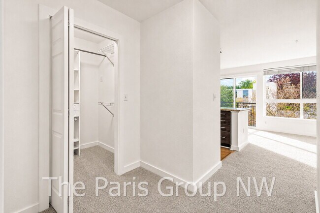 Building Photo - 1 MO FREE - Fab CapHill Condo * Ideal Location! Tons of Amenities! Fresh Paint & New Flooring! Ne...