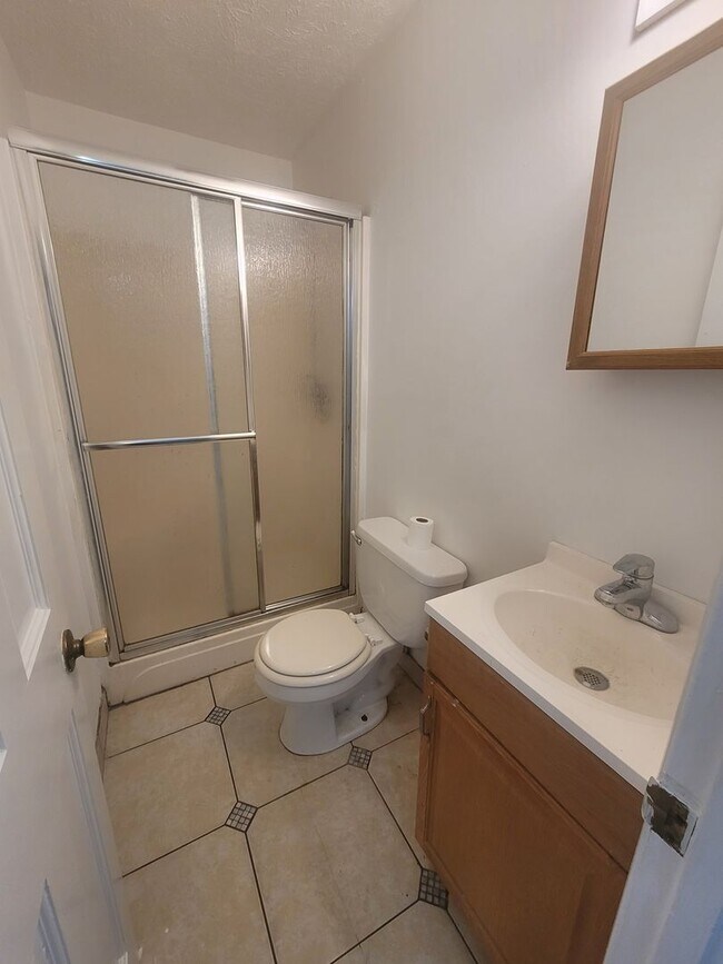 Building Photo - 3 bedroom 2 bath home located in mid -Wilmington area