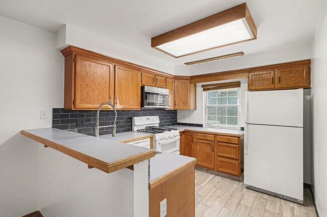 Building Photo - Conveniently Located 3BR/2.5 Bath Townhome