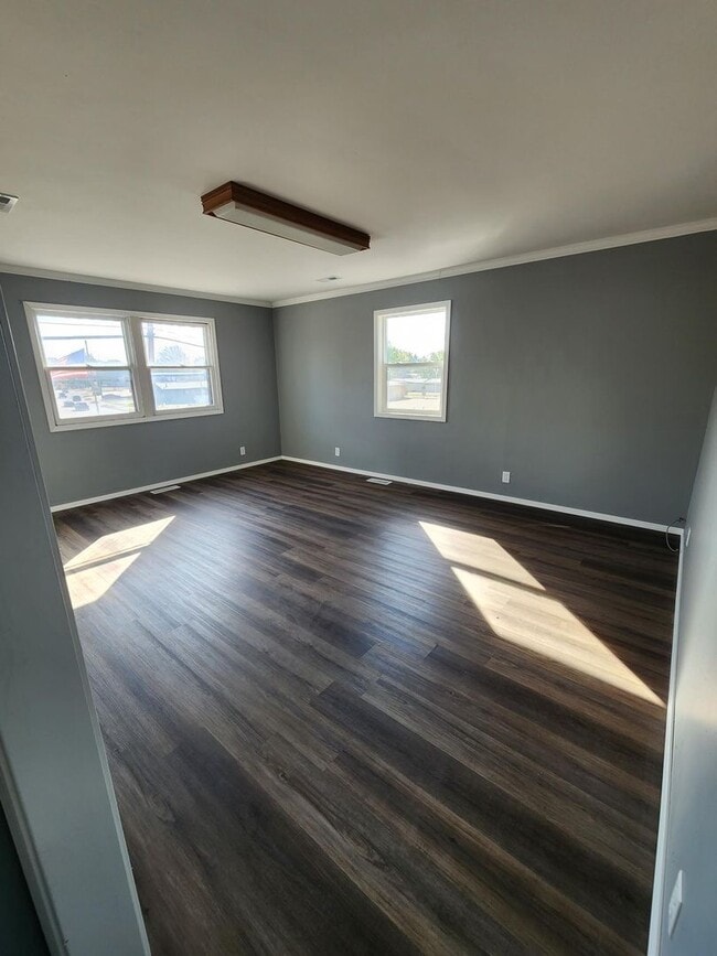 Building Photo - Large office space on East DeYoung, Marion.