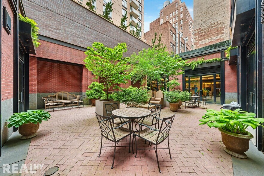 Building Photo - 261 W 25th St