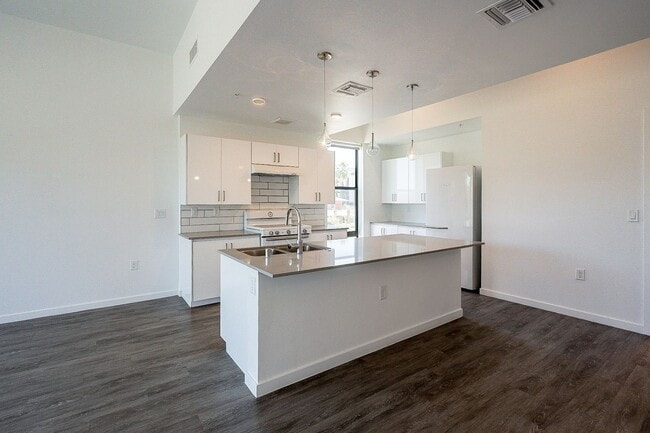 Building Photo - Live the Downtown Life! 2 Bedrooms!