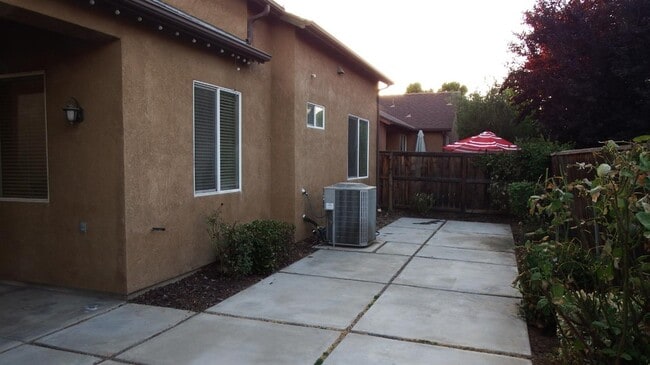 Building Photo - 3658 Vermont Ln