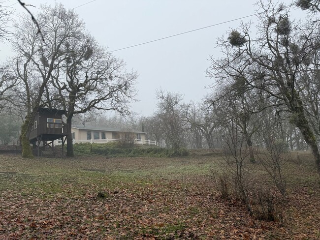 Building Photo - Rural House in the outskirts of Eagle Point