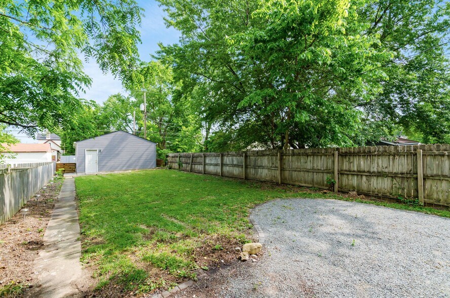 Building Photo - 556 Siebert St