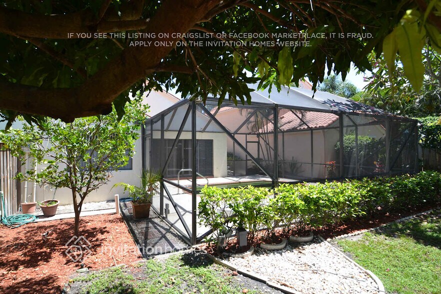 Building Photo - 2528 La Cristal Cir