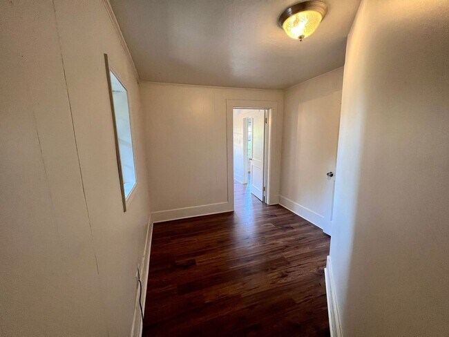 Building Photo - 503 Southdown Pl