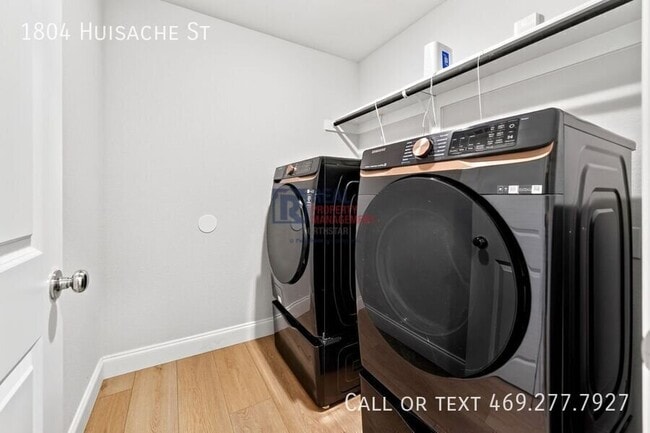 Building Photo - 1804 Huisache St