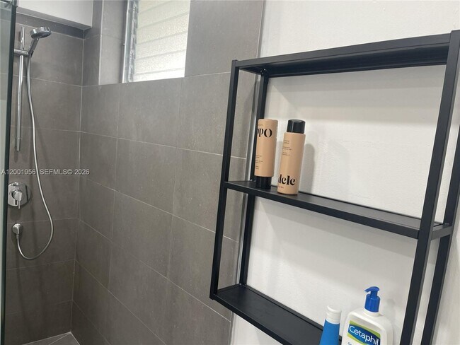 Building Photo - 2861 Leonard Dr