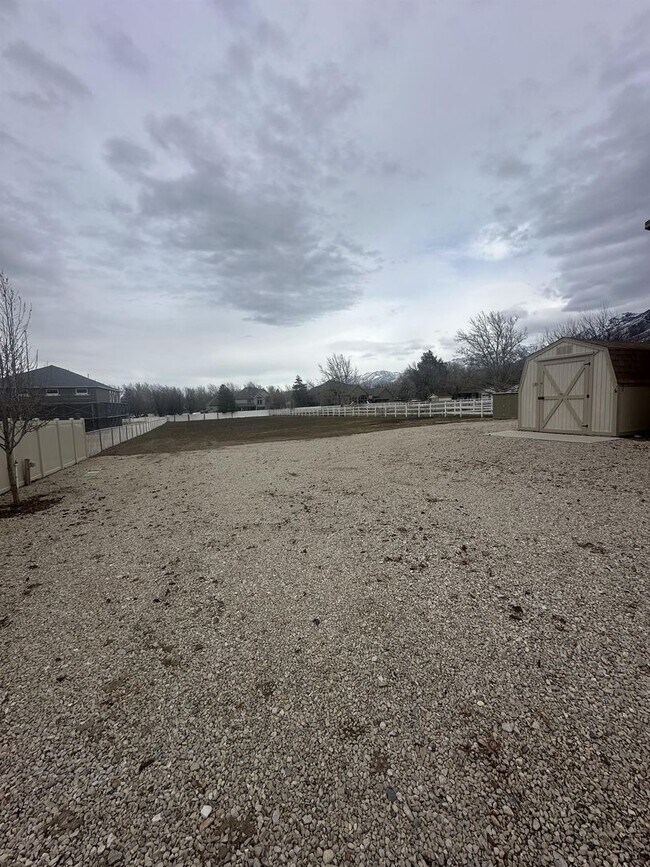 Building Photo - Cute country home available!