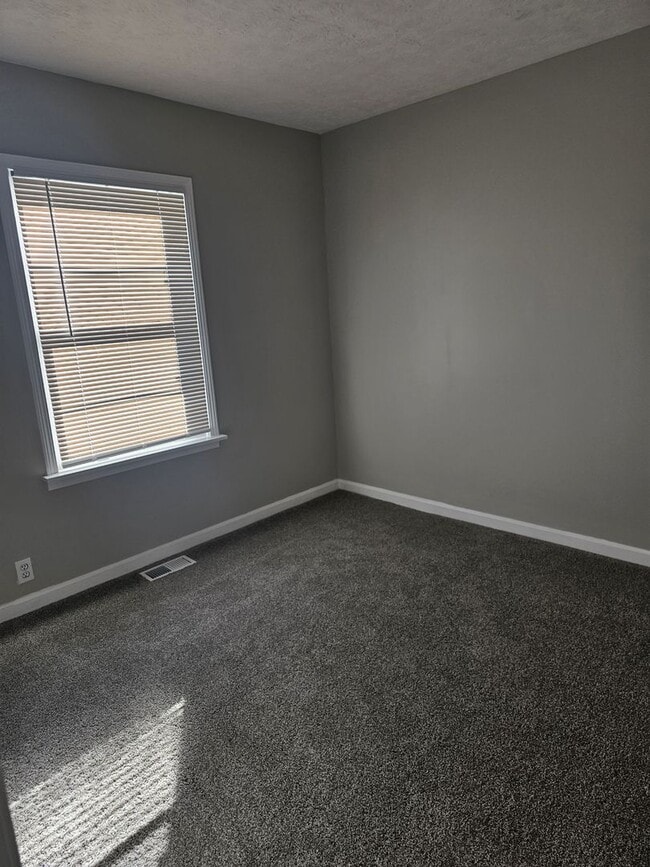 Building Photo - Big family friendly home available in Hodgenville!