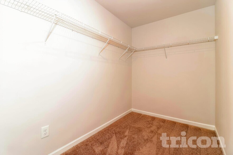 Building Photo - 2987 McKenzie Dr