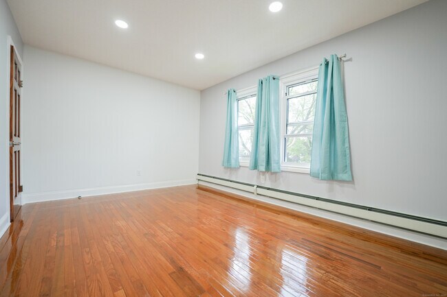 Building Photo - 377 Peck St