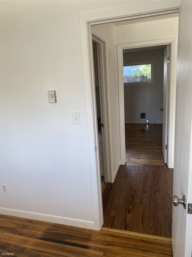 Building Photo - 2 br, 1 bath Triplex - 515 East Carlisle A...