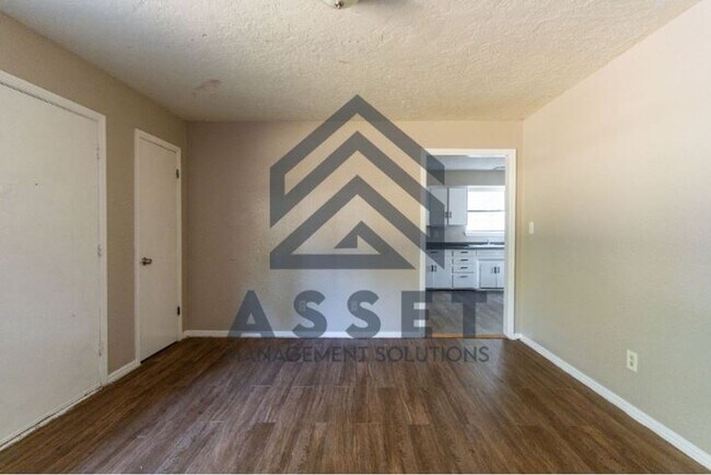 Building Photo - Cute 4 bedroom House